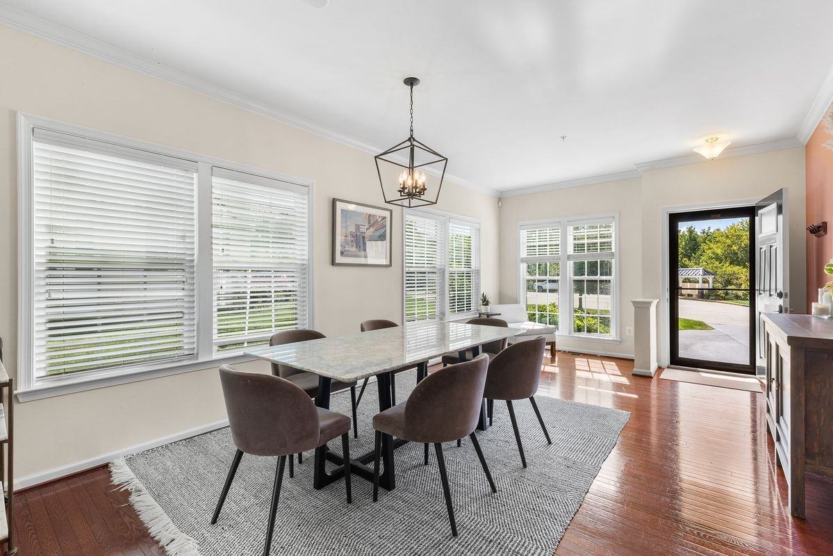 1263 Derry Ln - Photo 4 of 25