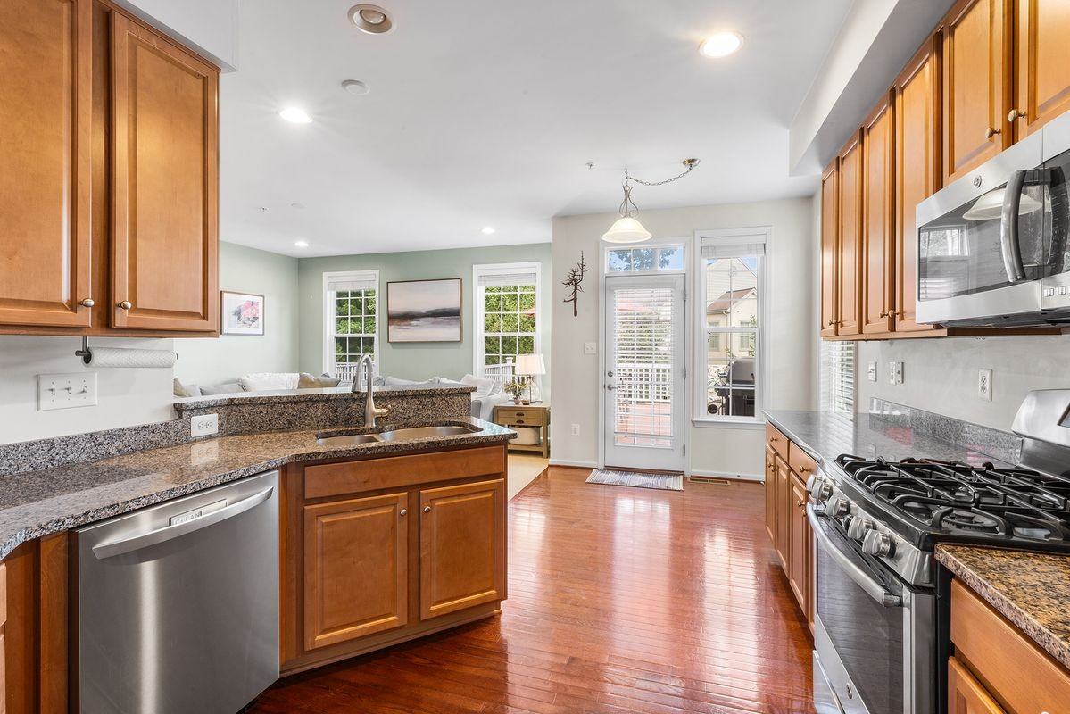 1263 Derry Ln - Photo 5 of 25
