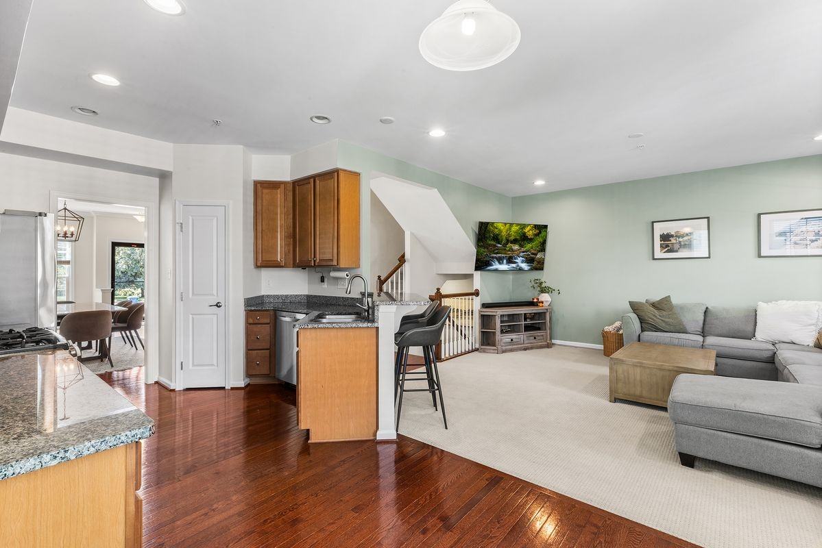 1263 Derry Ln - Photo 7 of 25