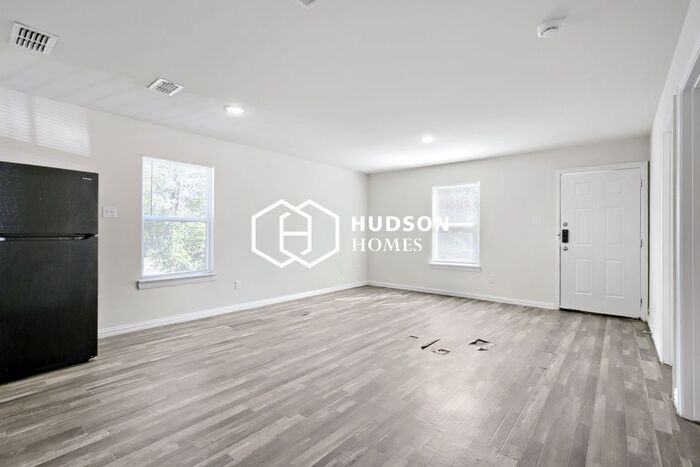 619 W Sabine St - Photo 3 of 14