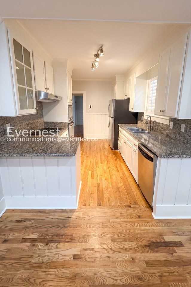 1305 Clarke St - Photo 5 of 28