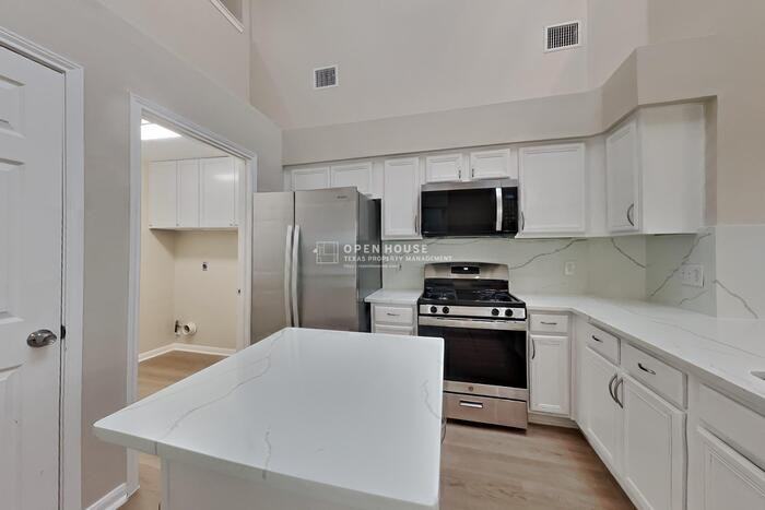 826 Featherbrook Ct - Photo 7 of 20