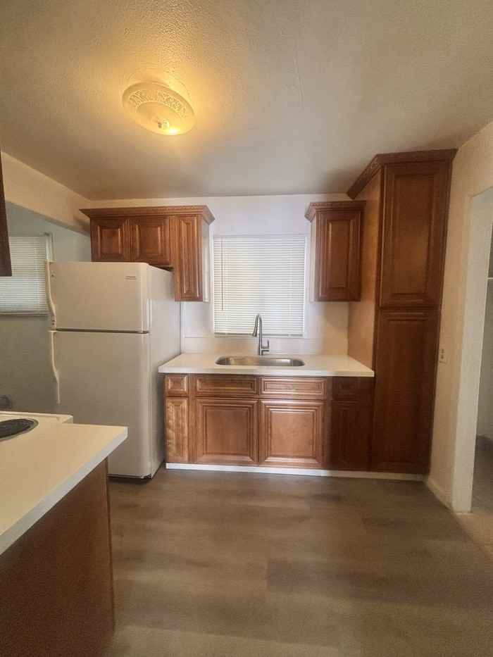 909 4th St - Photo 4 of 8