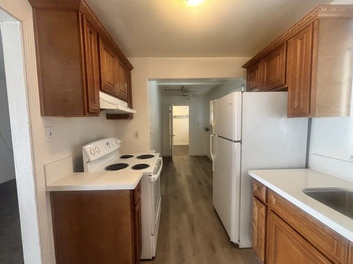 909 4th St - Photo 5 of 8