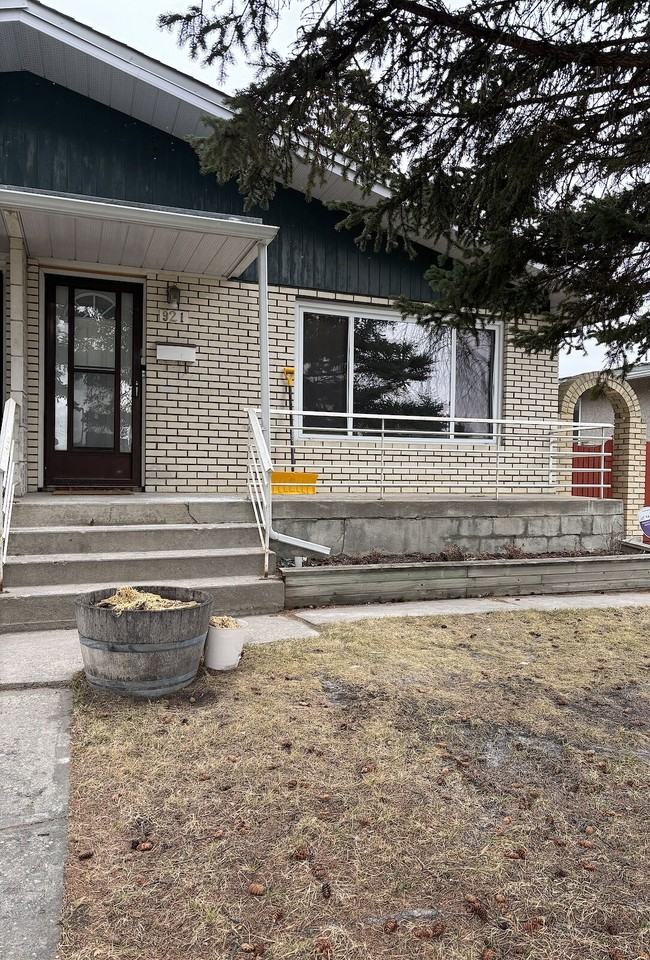 921 43 St Sw - Photo 2 of 15