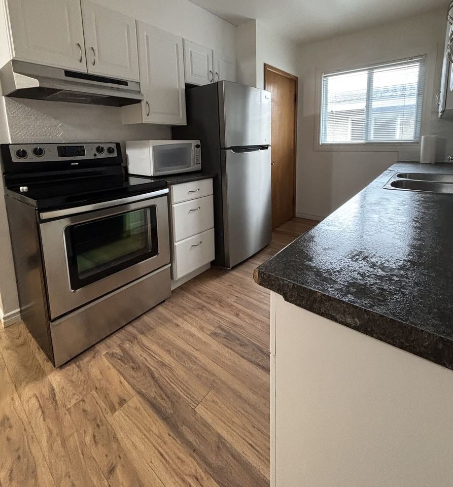 921 43 St Sw - Photo 3 of 15