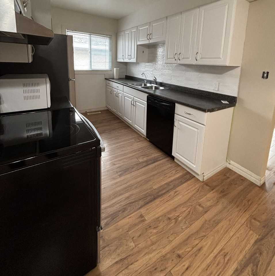 921 43 St Sw - Photo 4 of 15