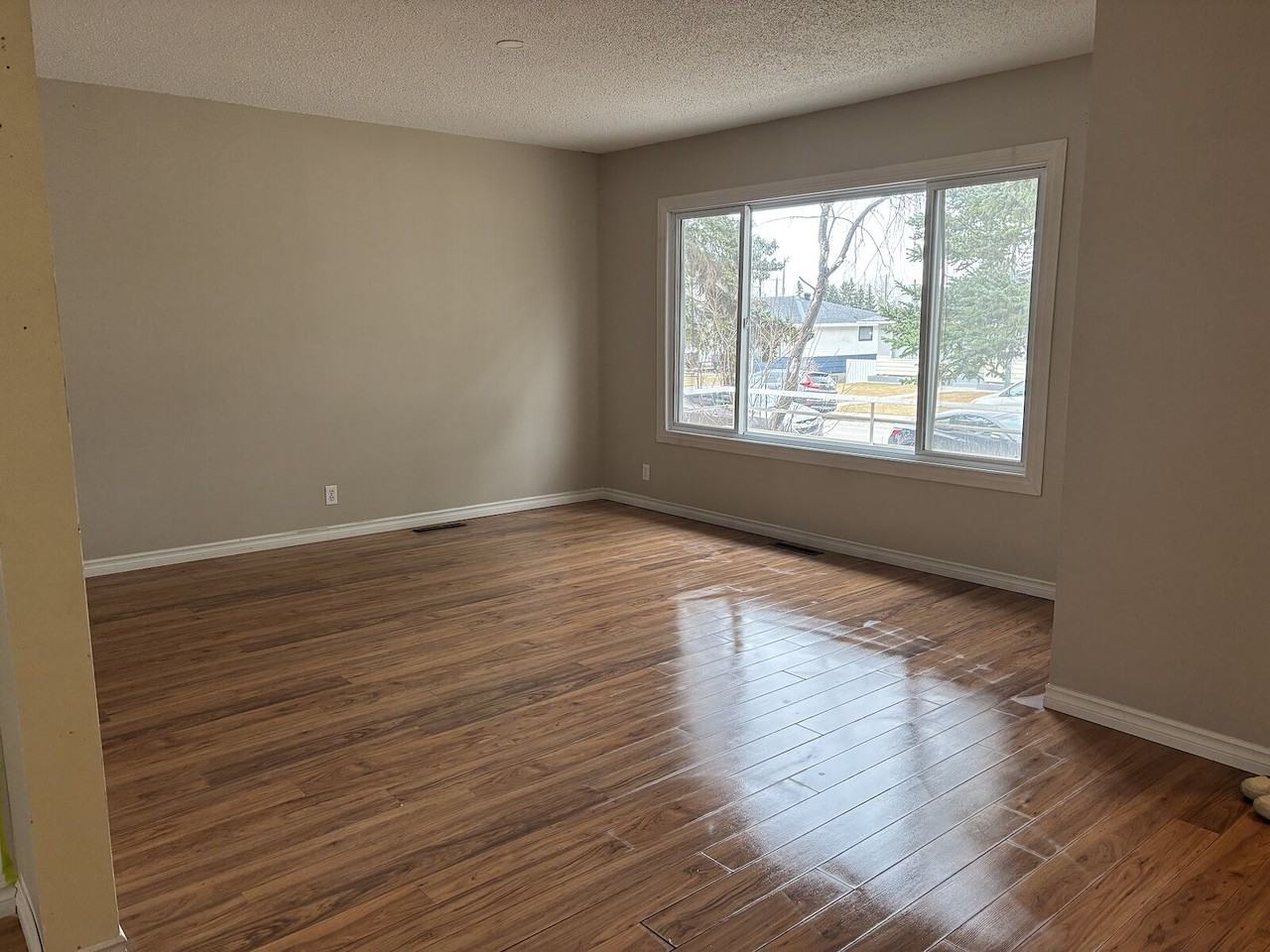 921 43 St Sw - Photo 6 of 15
