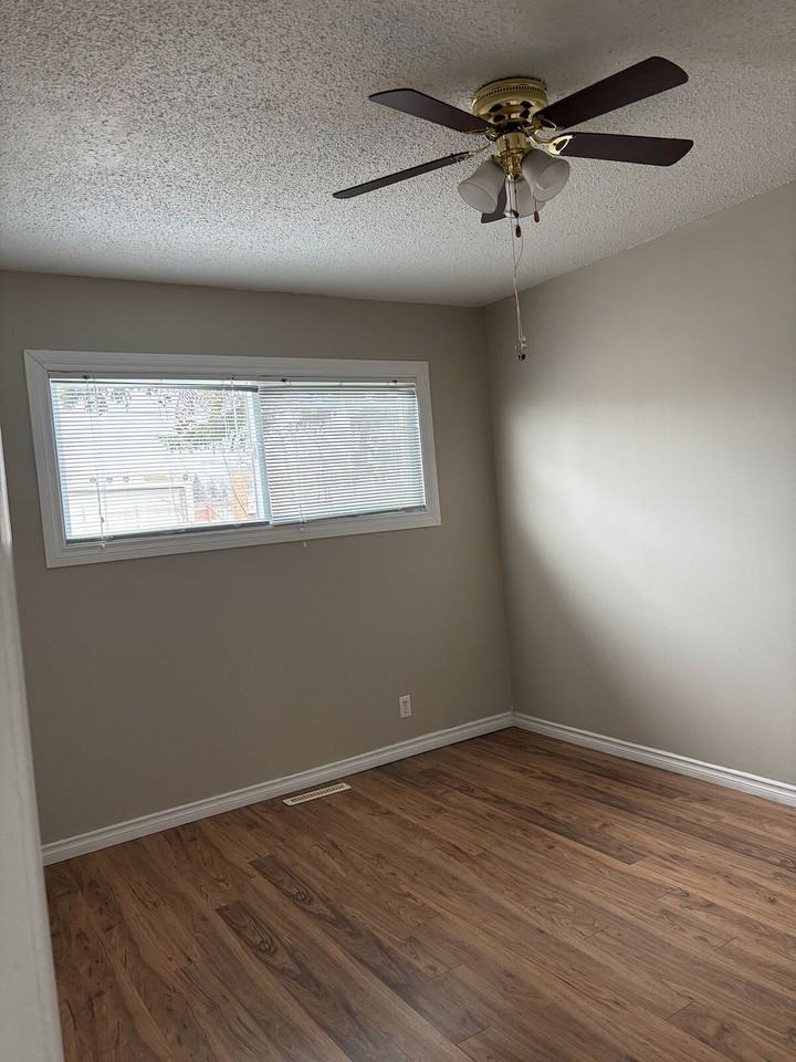 921 43 St Sw - Photo 7 of 15