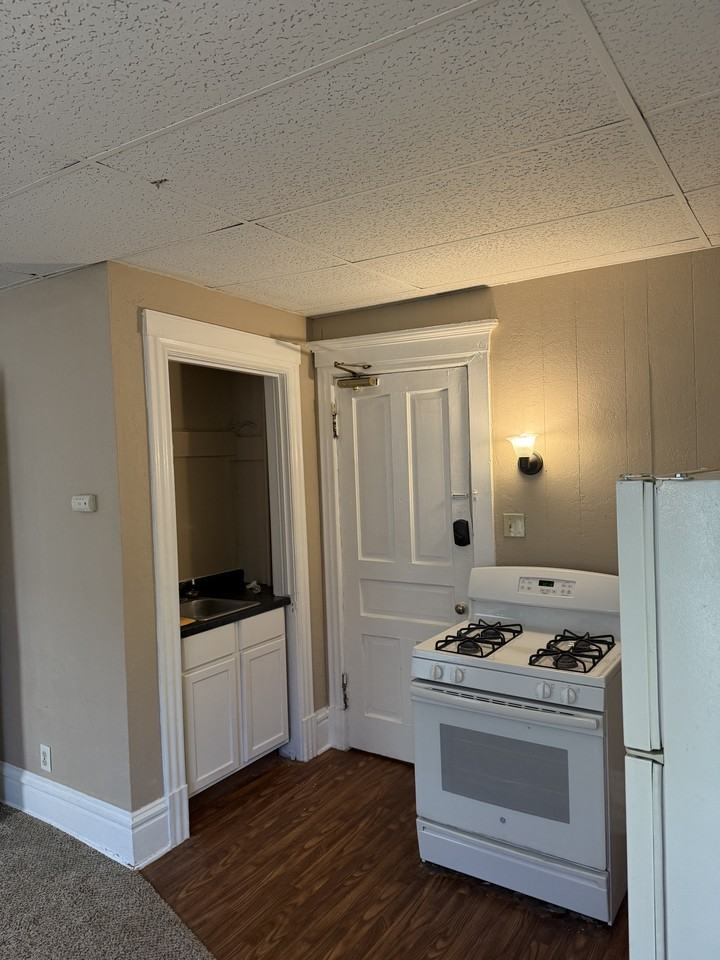 1717 E 1st St #5 - Photo 6 of 7