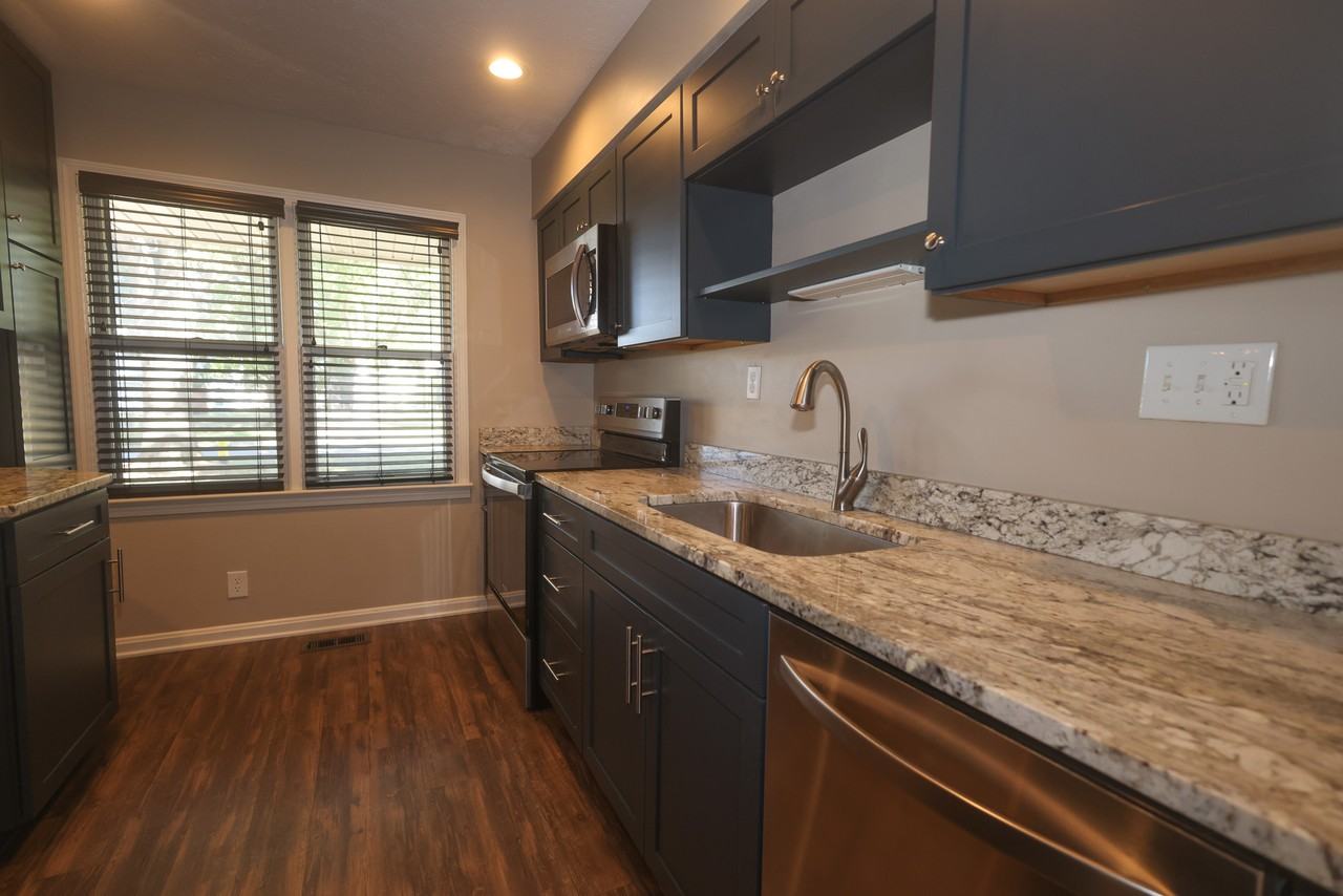 10411 Timberwood Cir - Photo 4 of 36