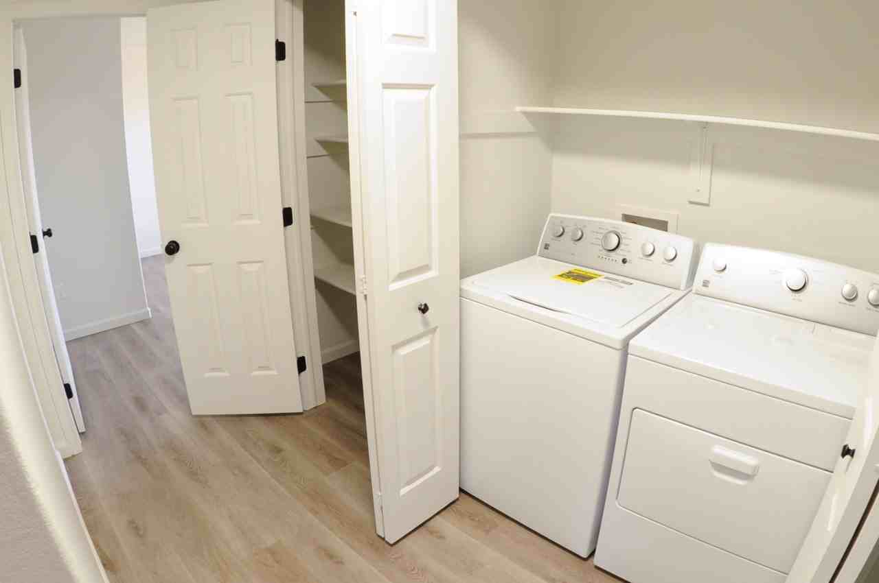 712 Yale Pl #D - Photo 6 of 17