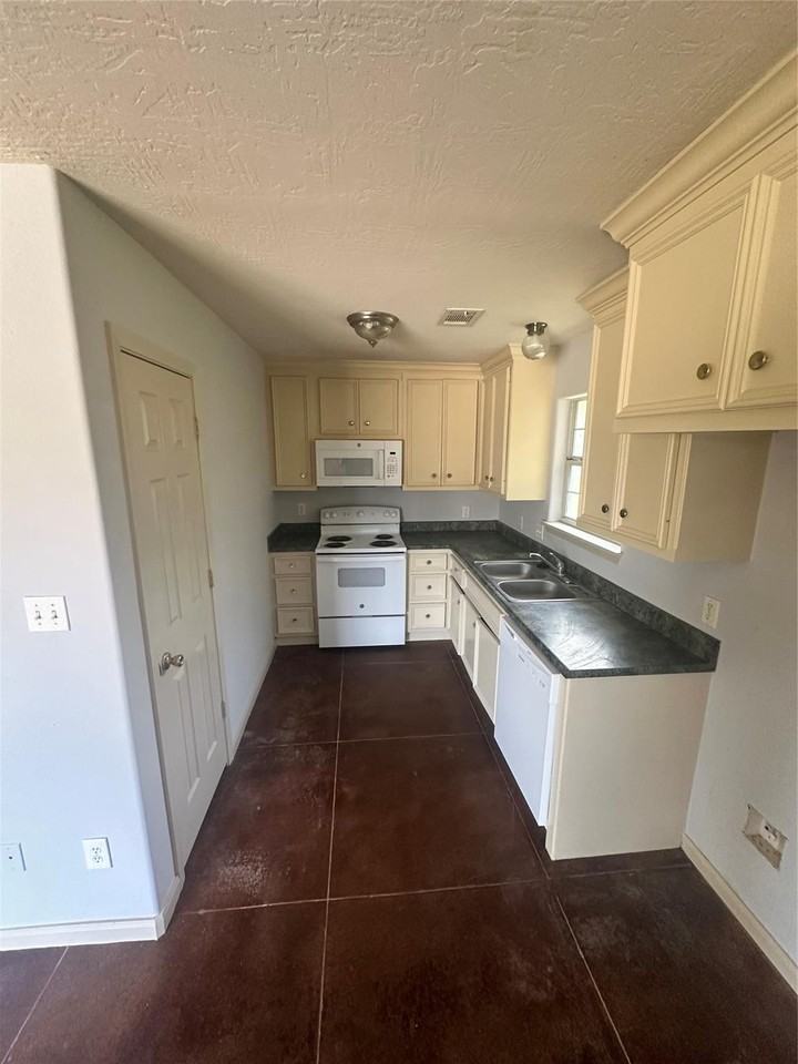 104 Lindley St #1 - Photo 3 of 10