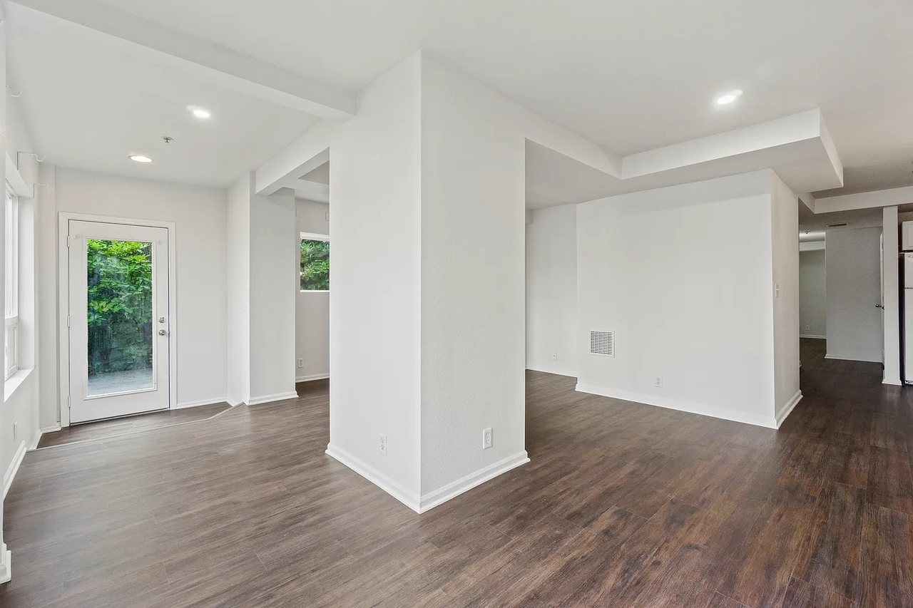 1712 Dexter Ave N #A - Photo 3 of 15