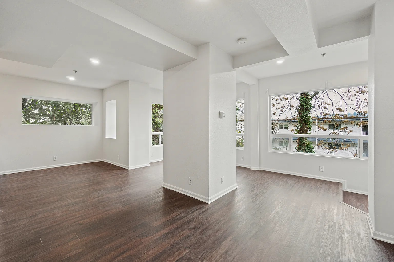 1712 Dexter Ave N #A - Photo 5 of 15