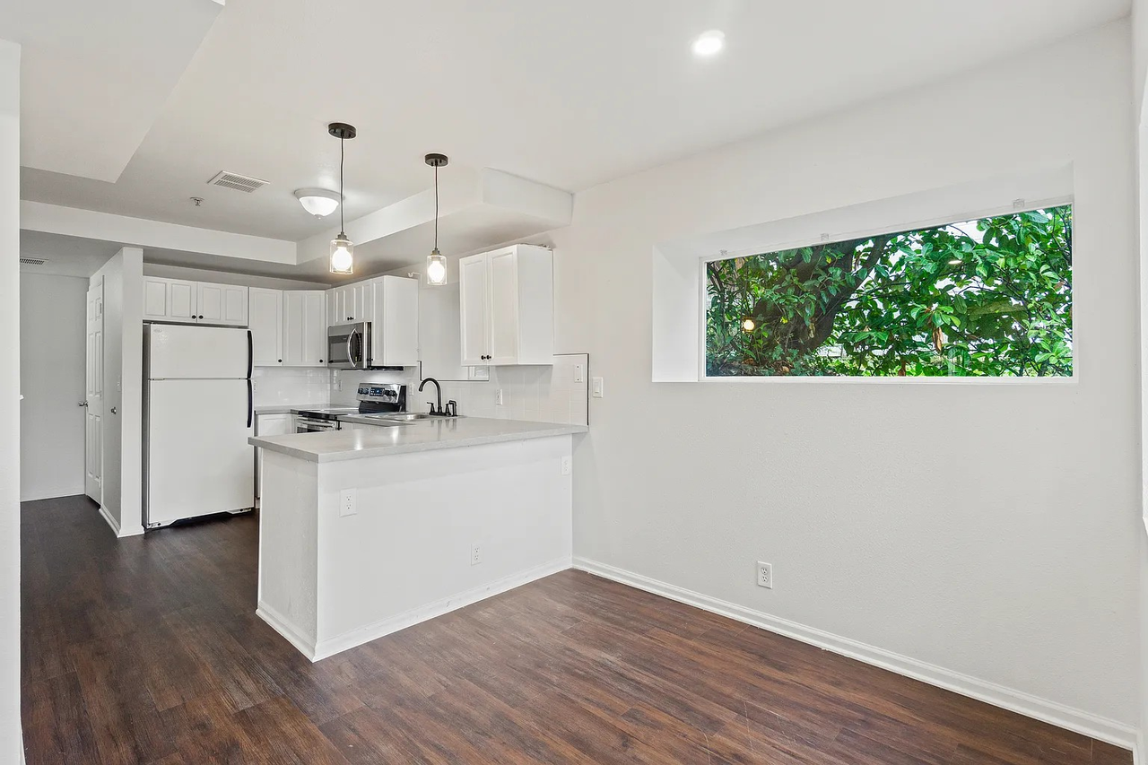 1712 Dexter Ave N #A - Photo 7 of 15