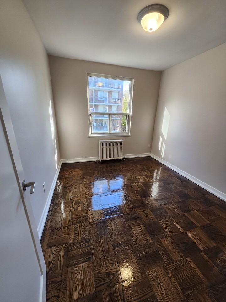 Vaughan Rd - Photo 5 of 8