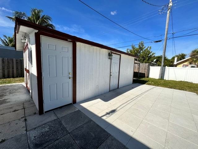 613 54th St #B - Photo 2 of 14