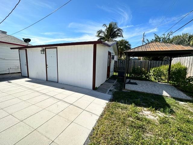 613 54th St #B - Photo 3 of 14