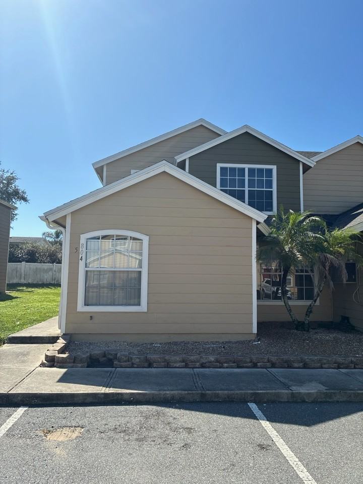 804 Washington Palm Loop #B - Photo 2 of 9