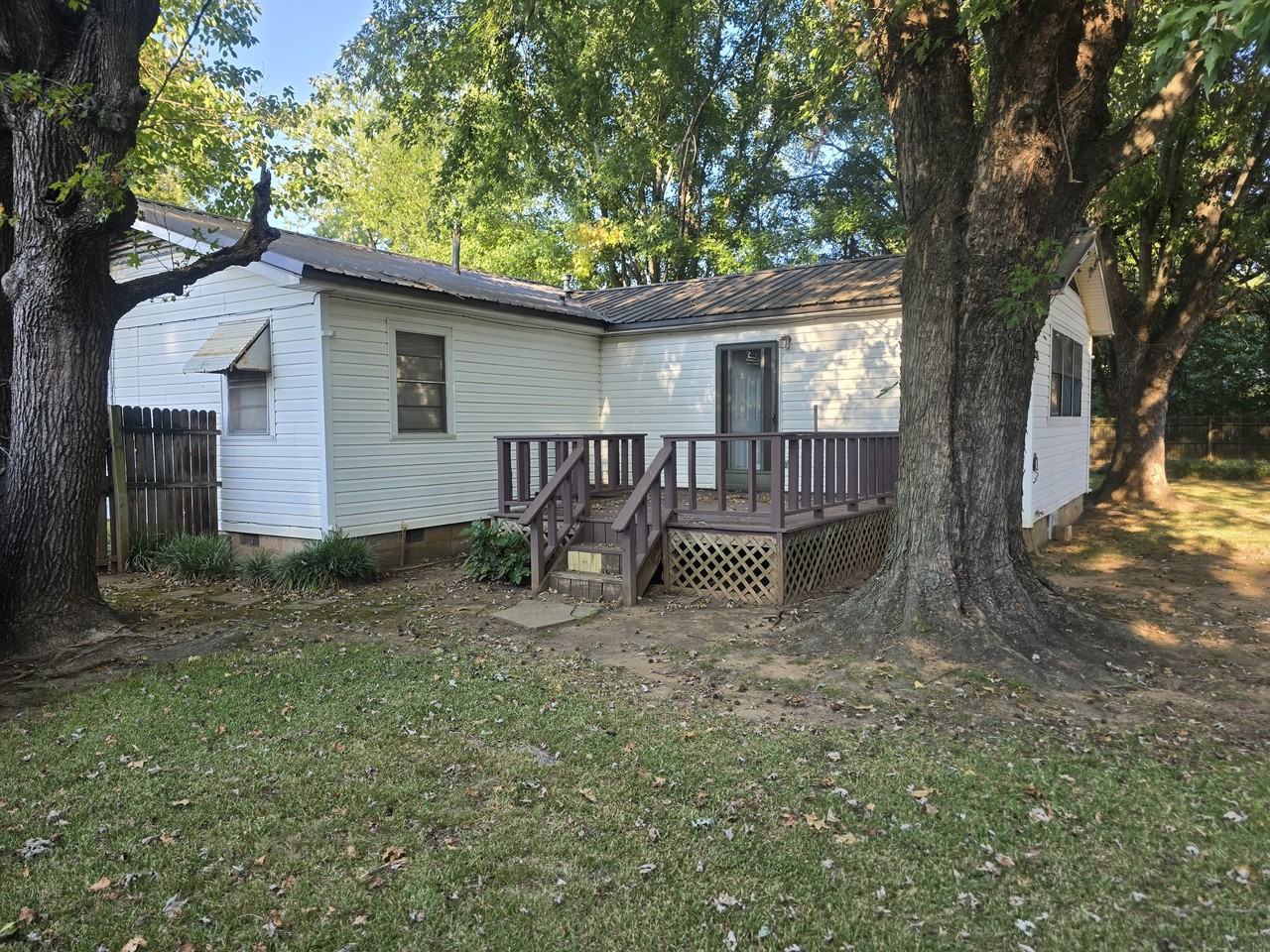 704 W Lucas St #1 - Photo 3 of 8