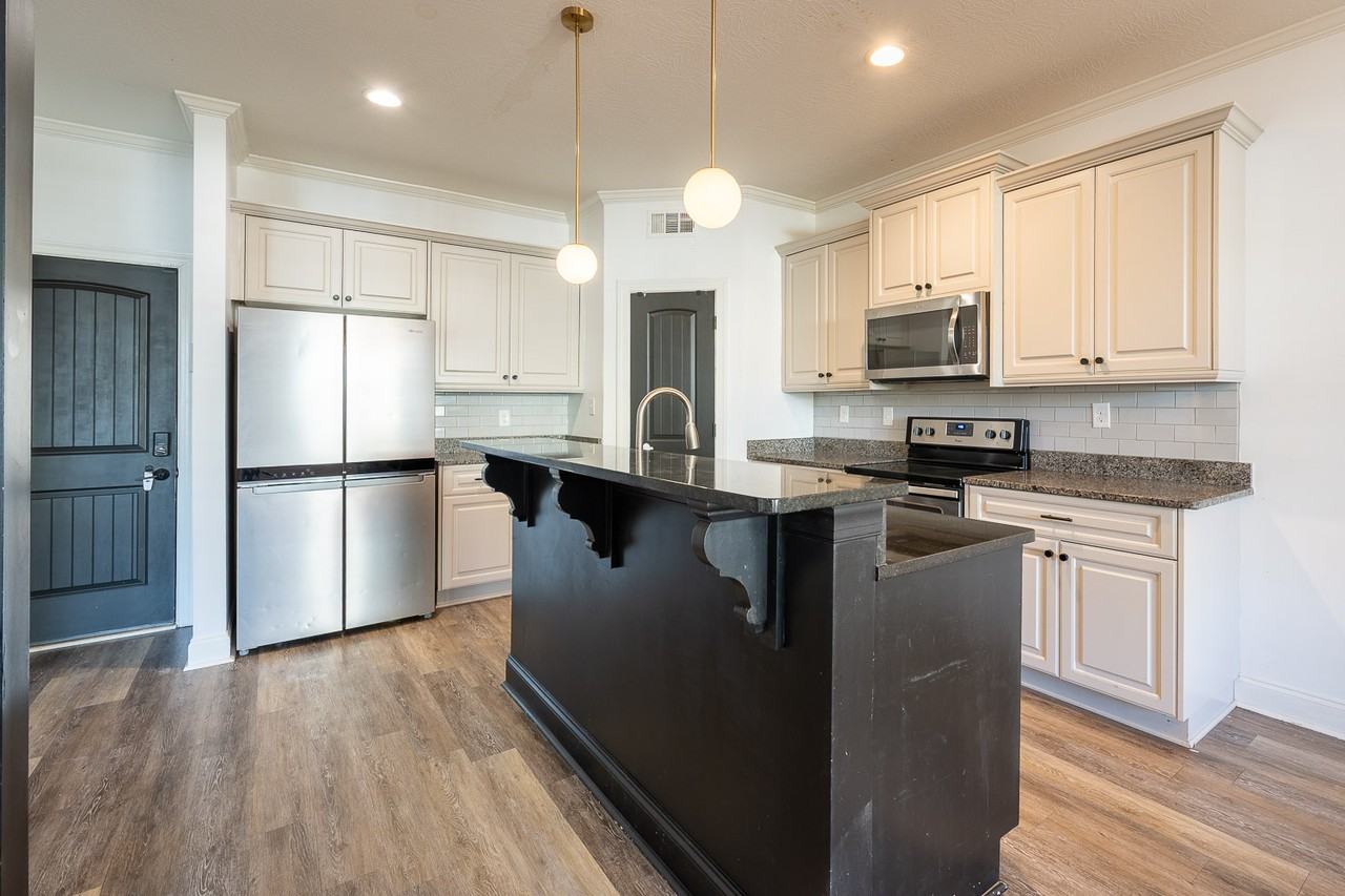806 Richards Ct #1 - Photo 7 of 32