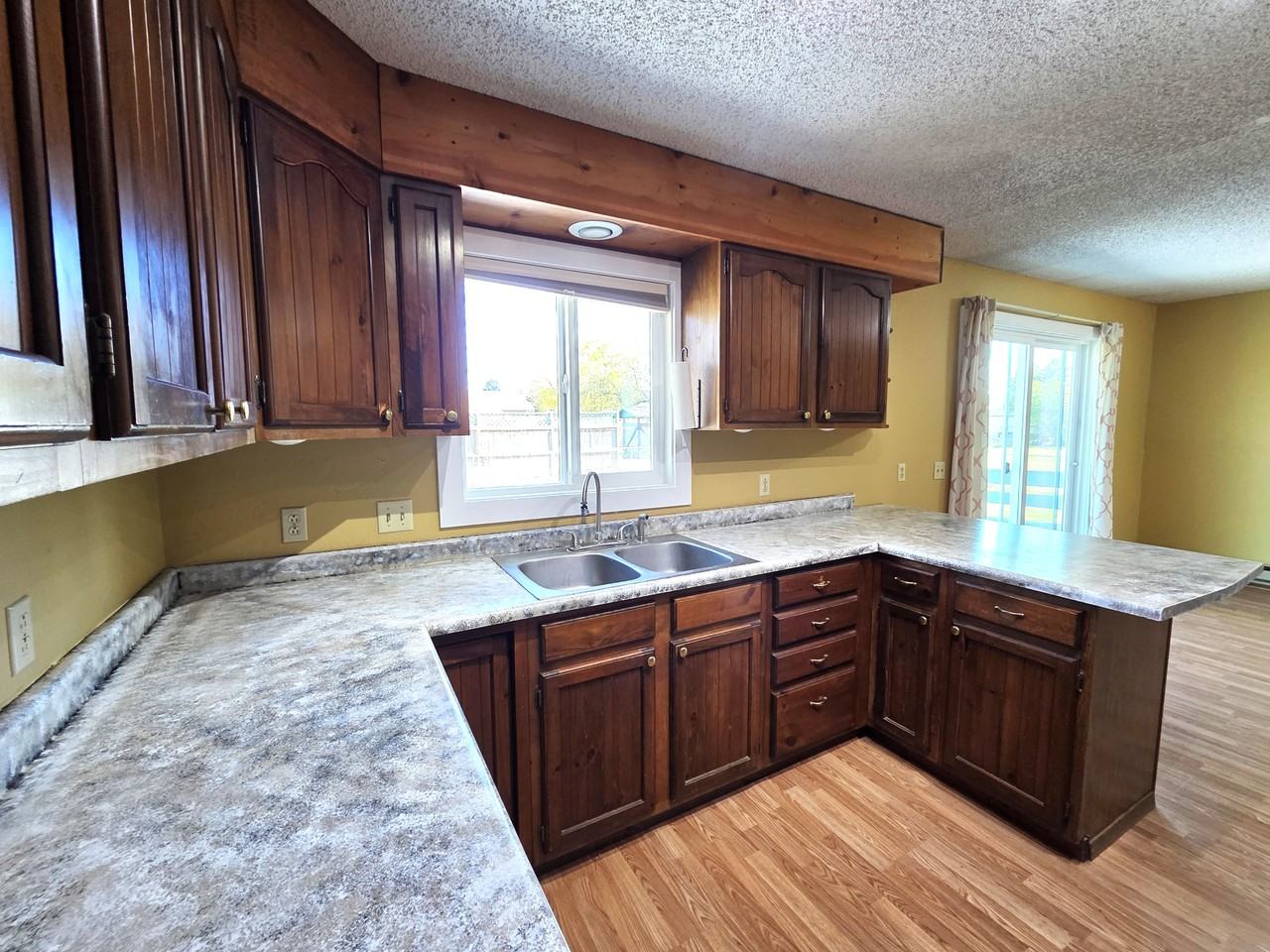 904 Colorado St #HOME - Photo 2 of 36