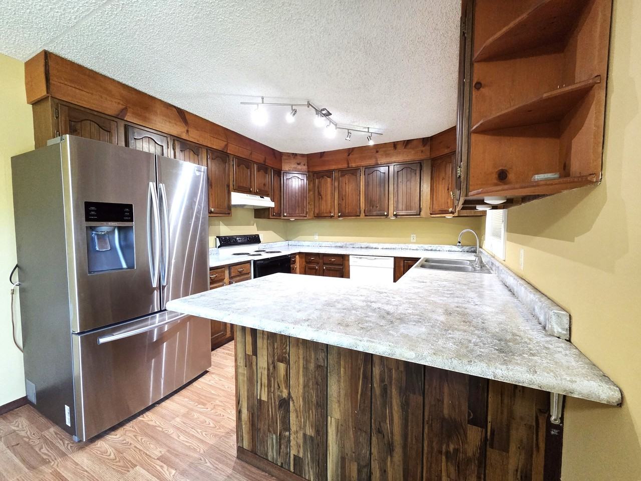 904 Colorado St #HOME - Photo 4 of 36