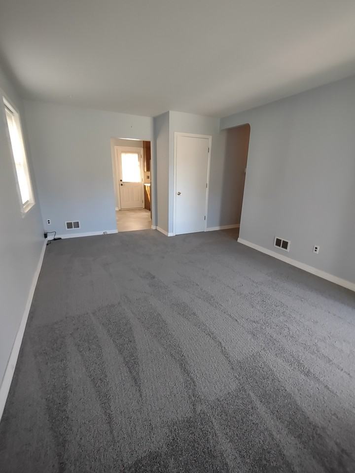 213 Bassett Ave - Photo 3 of 10