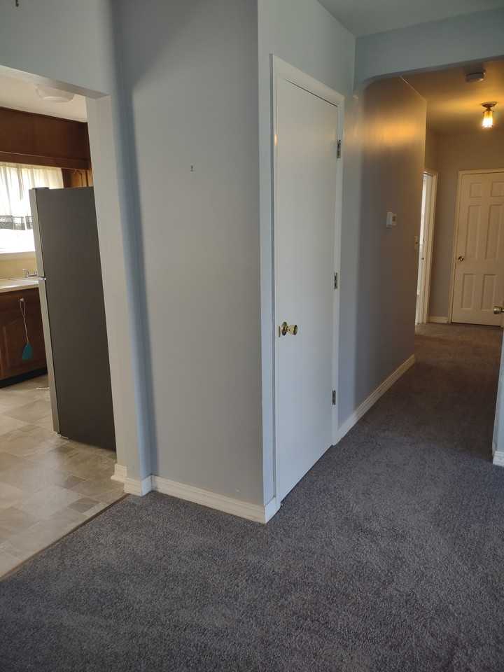 213 Bassett Ave - Photo 4 of 10