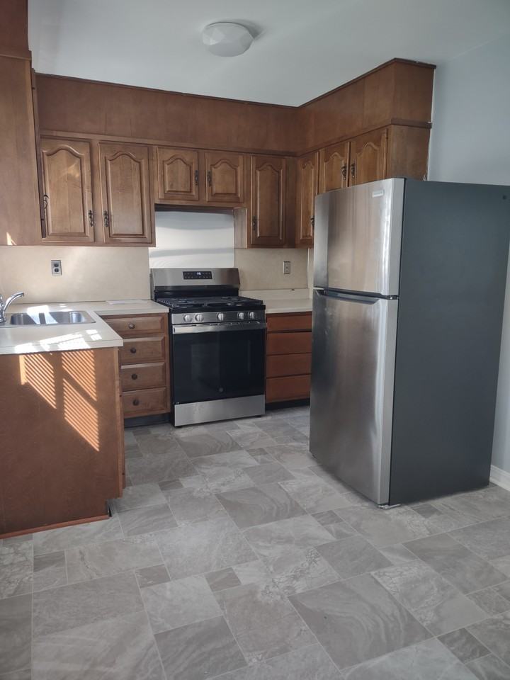 213 Bassett Ave - Photo 5 of 10