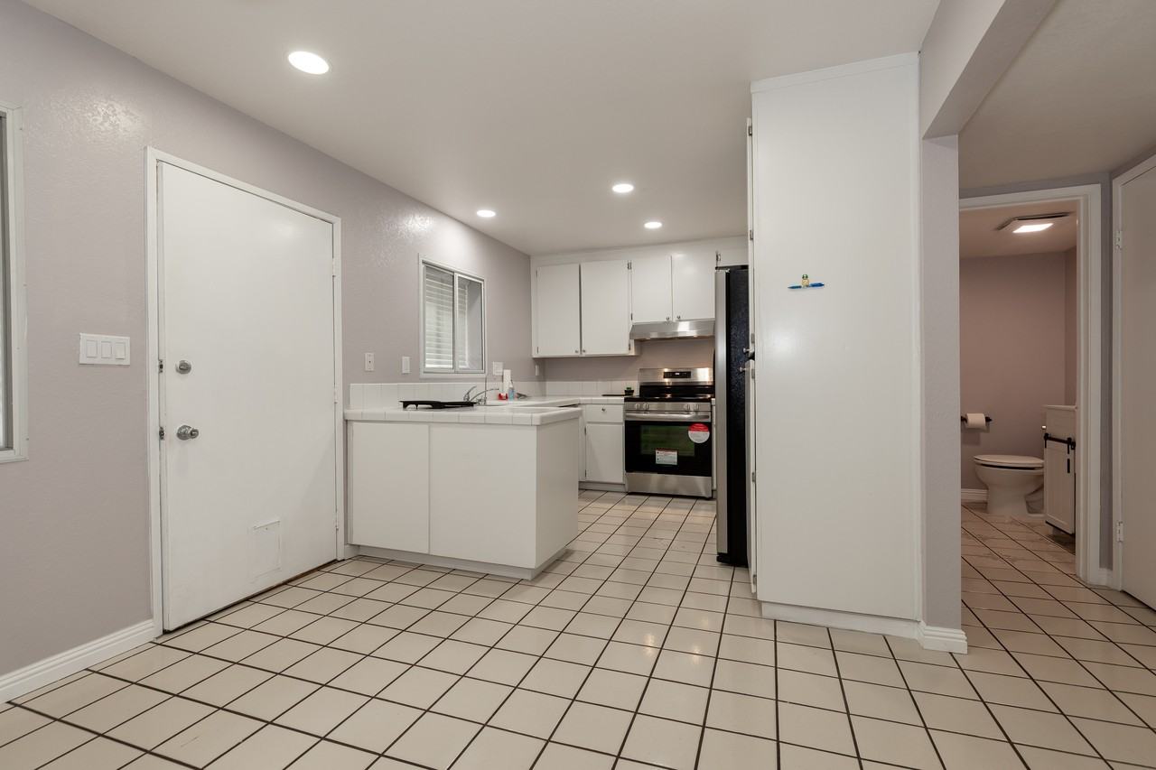 1031 Clyde Ave #1 - Photo 4 of 13