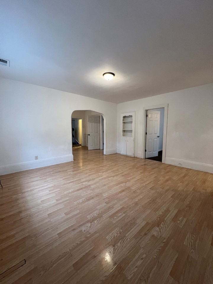1537 Bay St - Photo 3 of 20