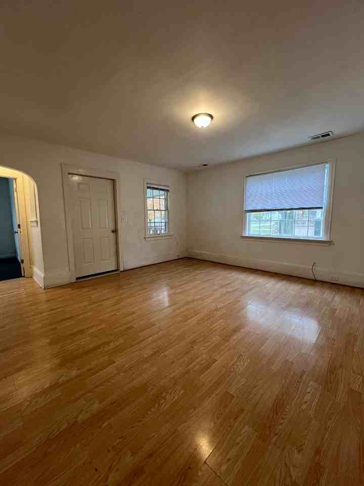 1537 Bay St - Photo 4 of 20