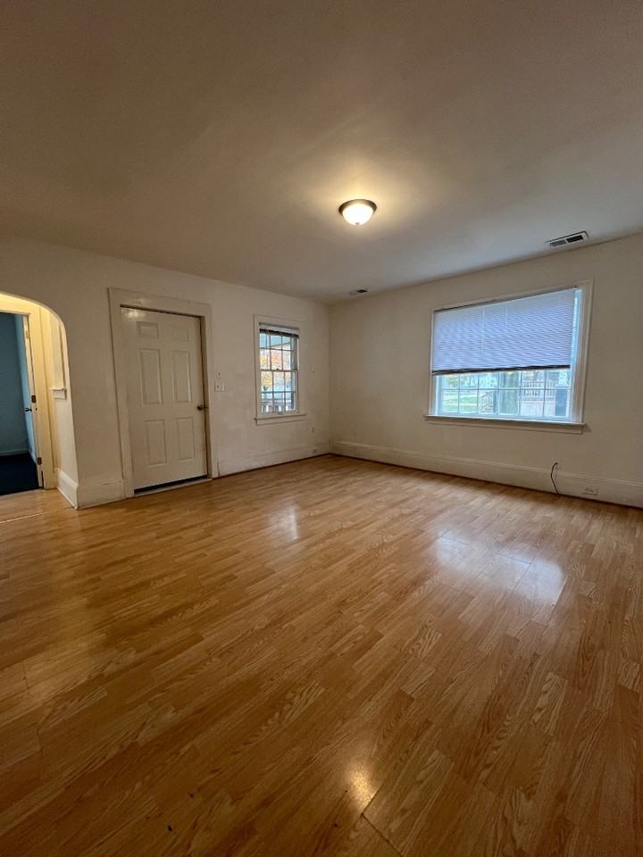 1537 Bay St - Photo 5 of 20