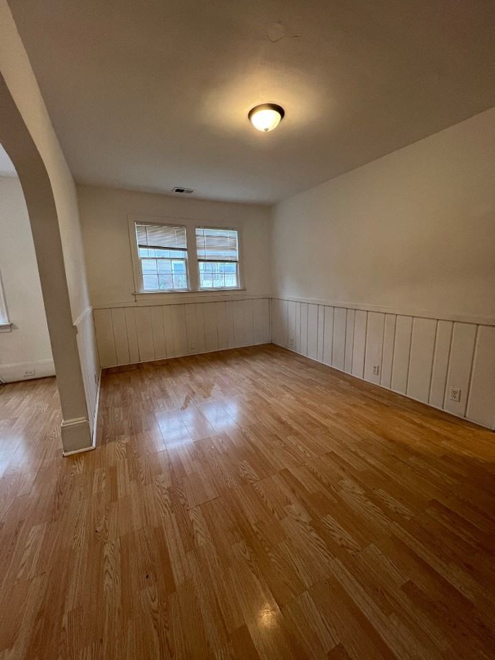1537 Bay St - Photo 7 of 20
