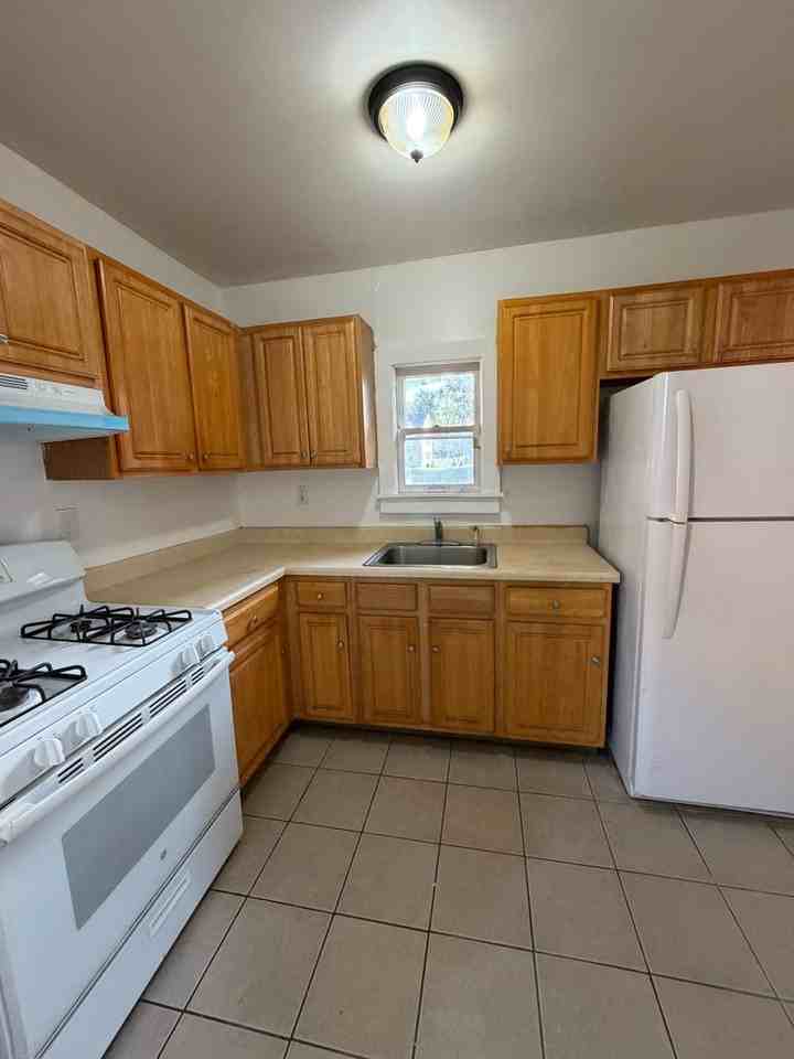 732 W 2nd St - Photo 4 of 15