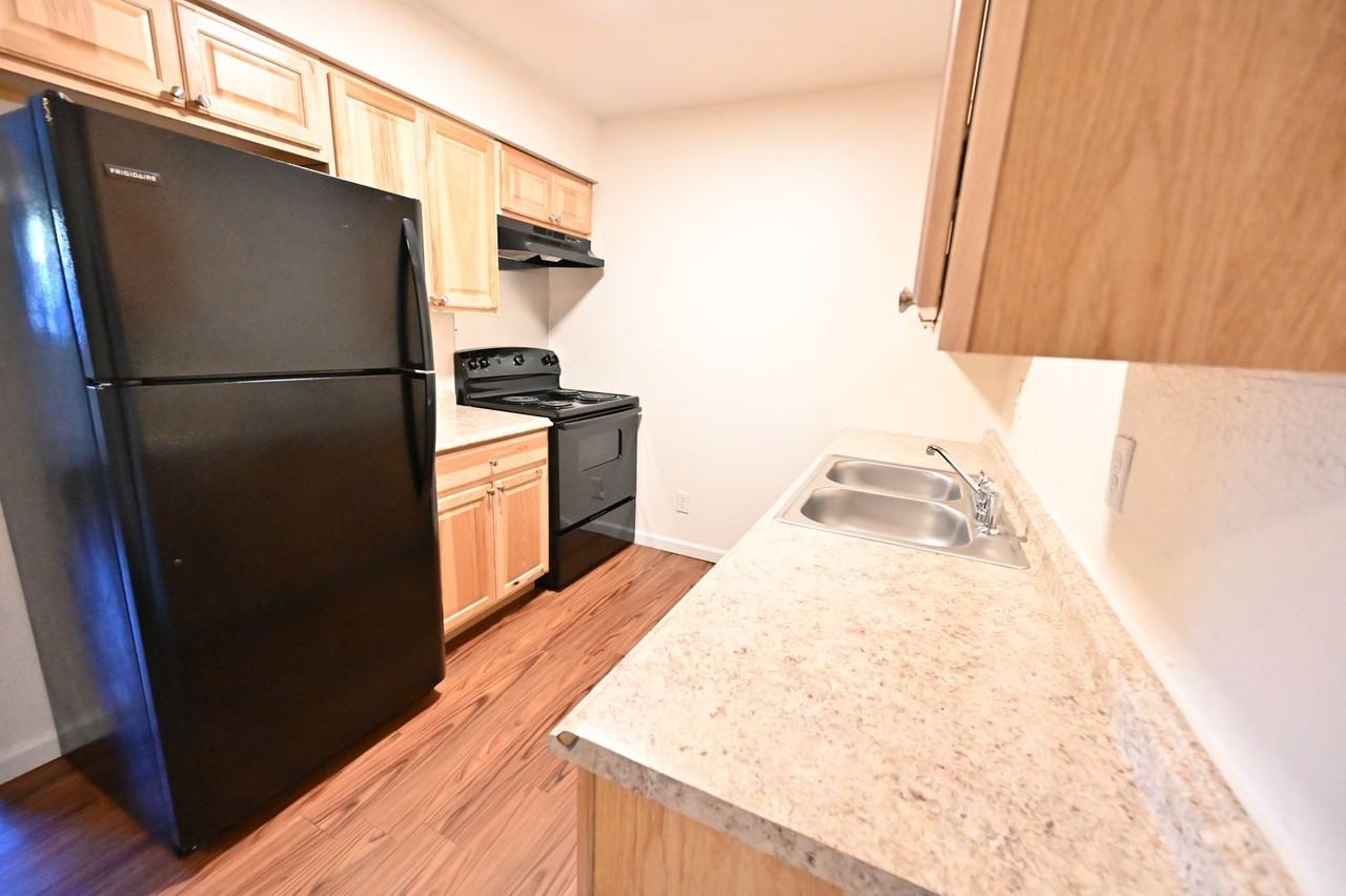 1535 Poplar Dr #14 - Photo 4 of 9