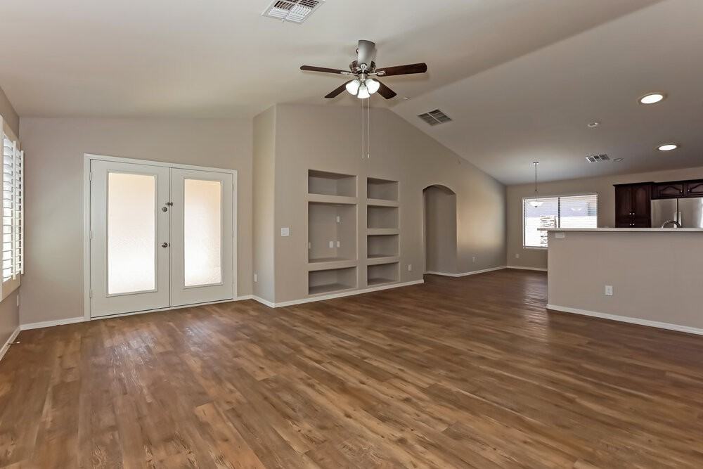 439 W Holstein Trl - Photo 3 of 16