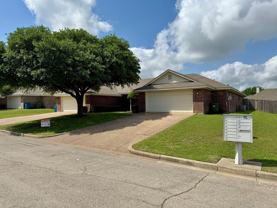 626 Park Ln - Photo 1 of 1