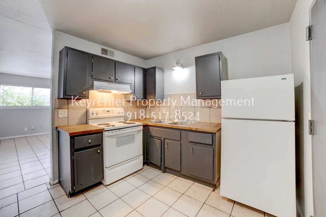 1072 N Irvington Ave Apt B - Photo 2 of 15