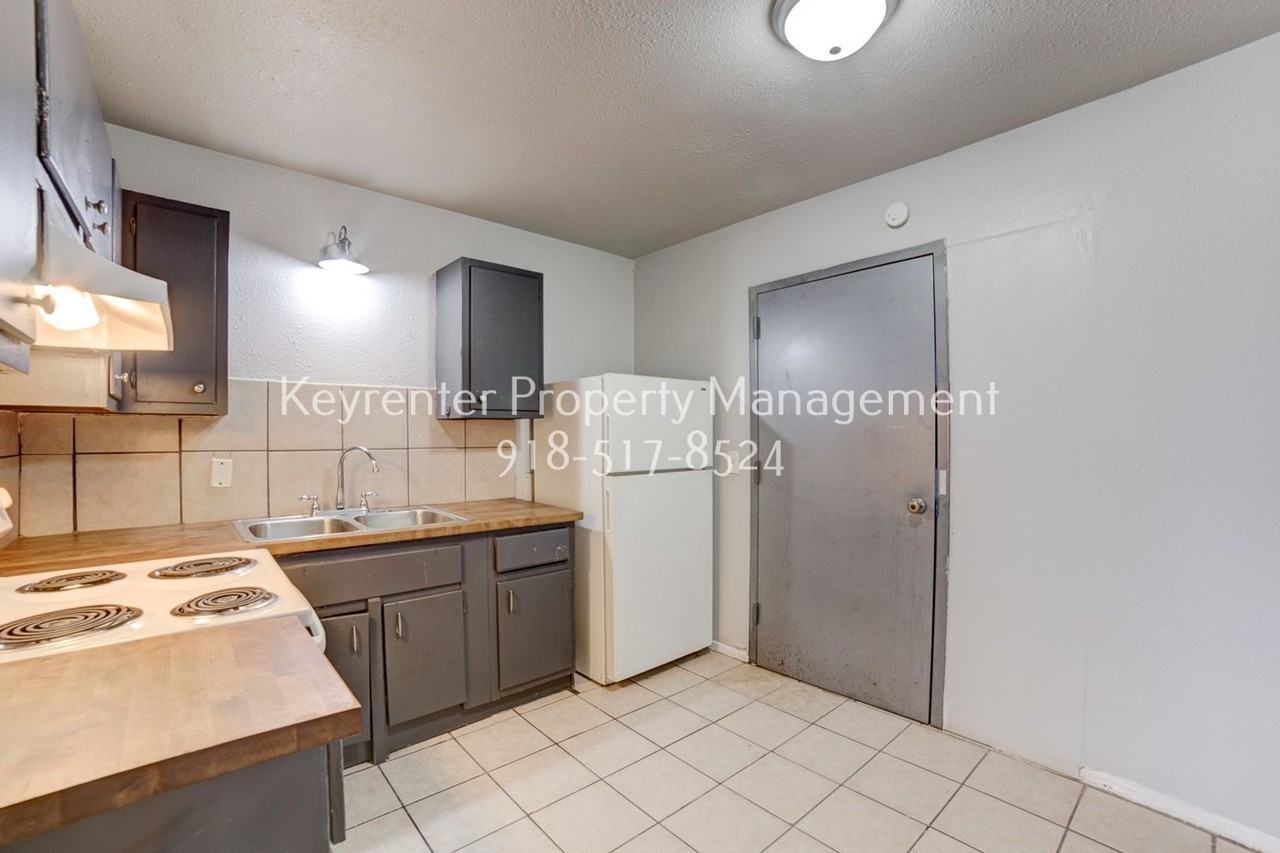 1072 N Irvington Ave Apt B - Photo 3 of 15