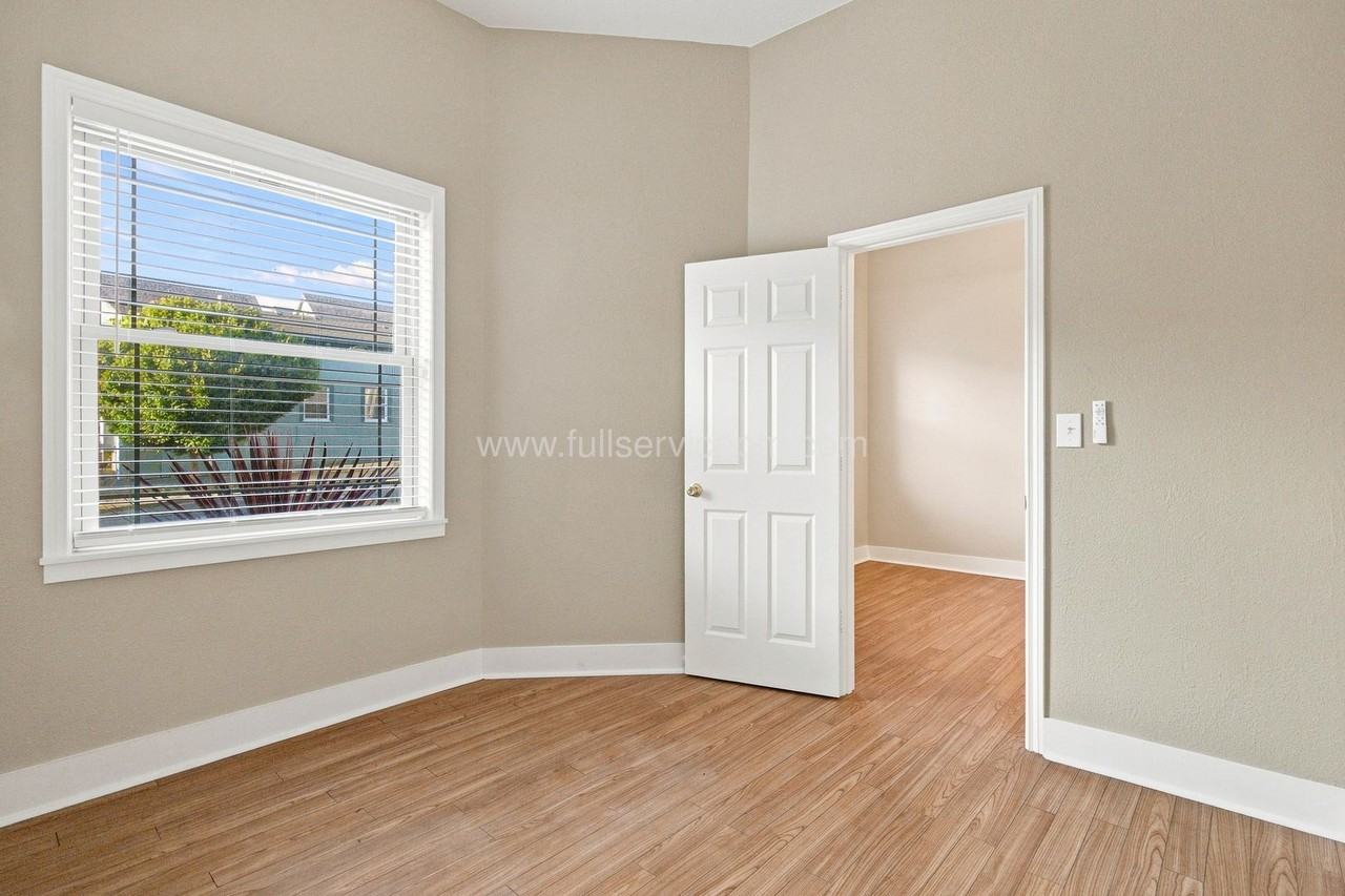 4307 Sw Myrtle St - Photo 2 of 22