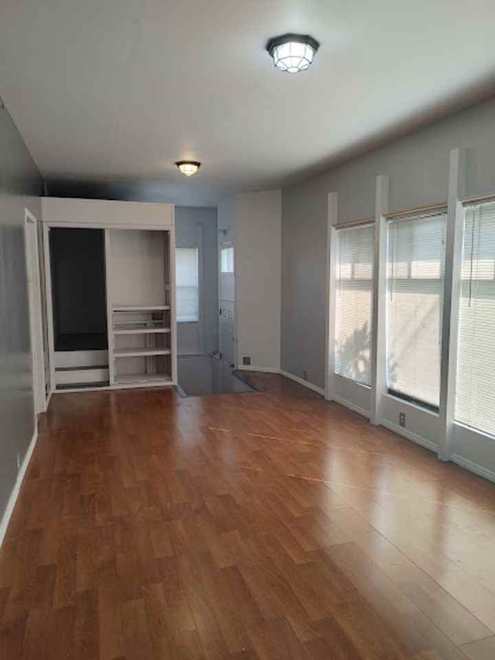 1209 E Broadway - Photo 2 of 9