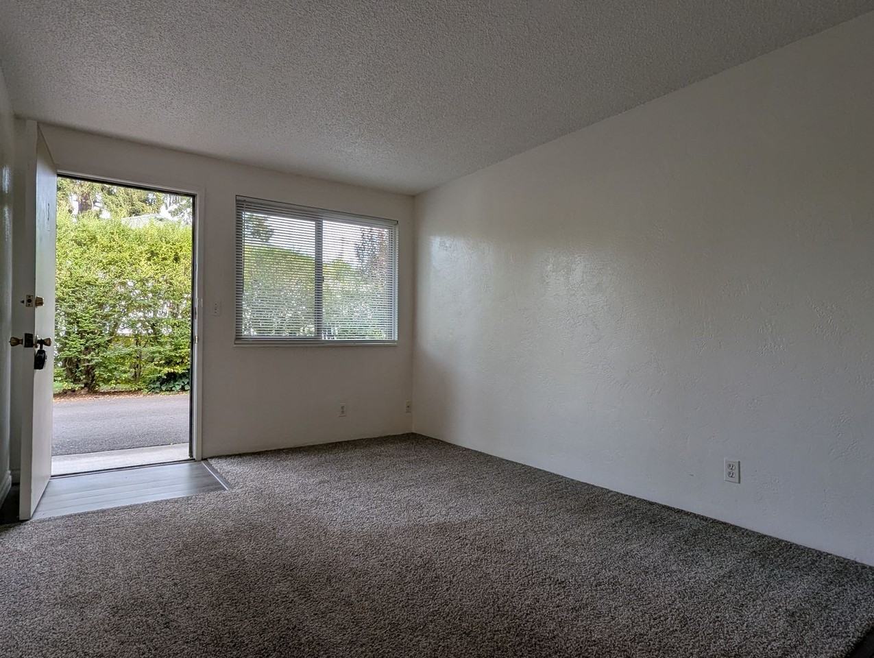 160 20th St #3 - Photo 3 of 12