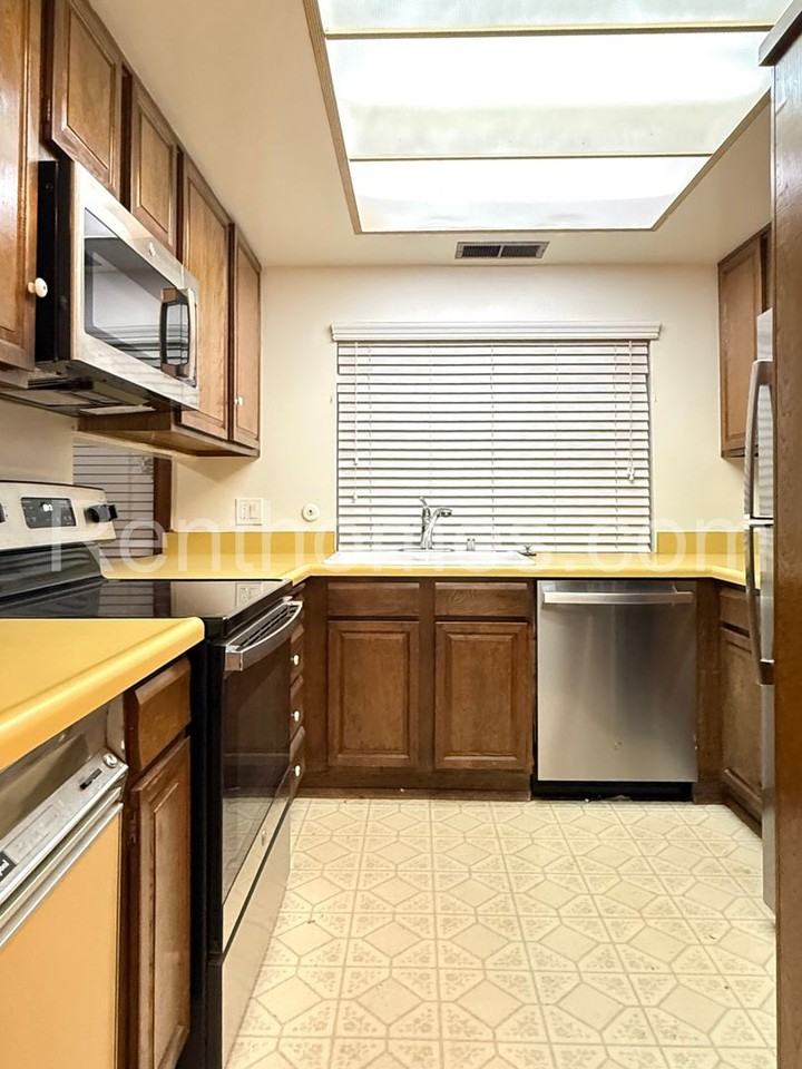 6337 Oakridge Rd - Photo 2 of 22