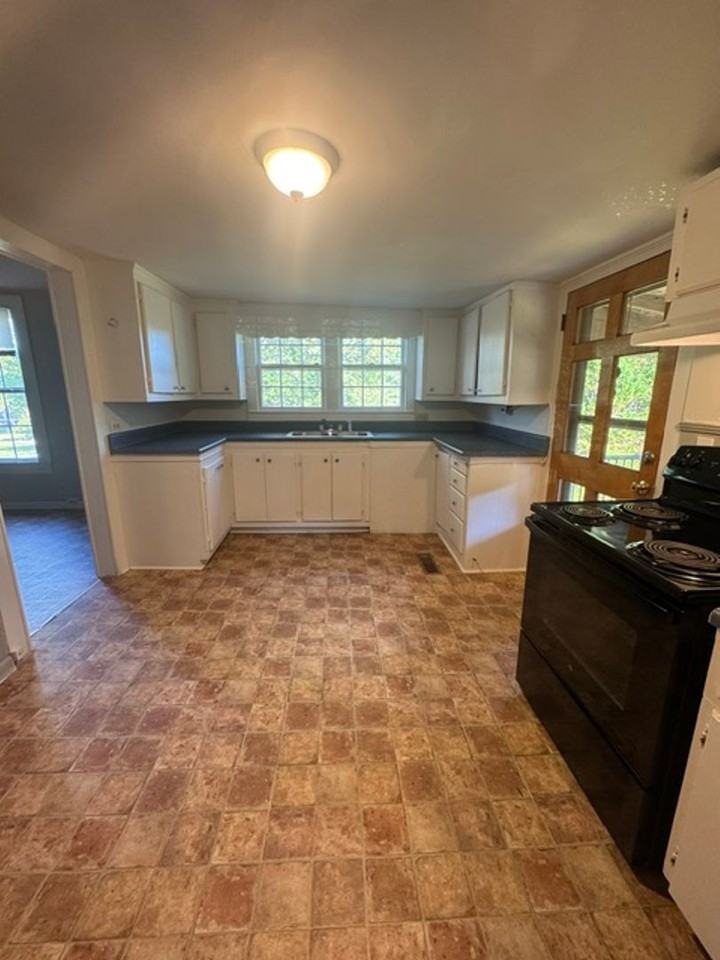 205 Scott St - Photo 4 of 18