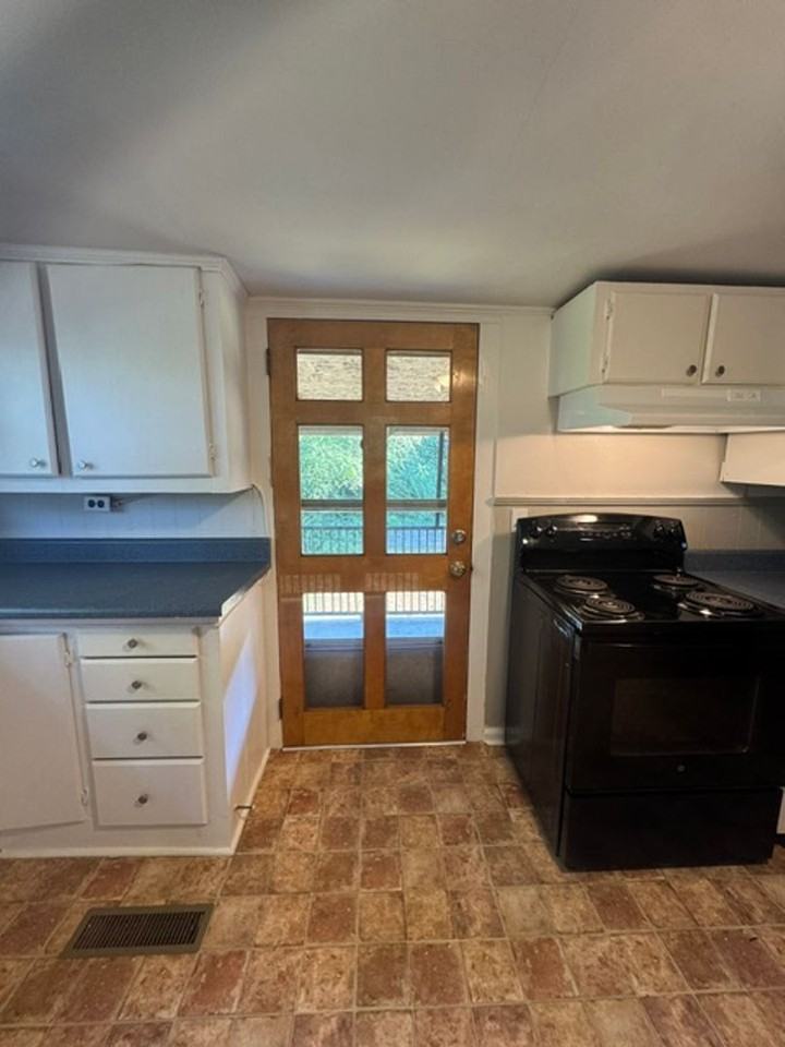 205 Scott St - Photo 5 of 18