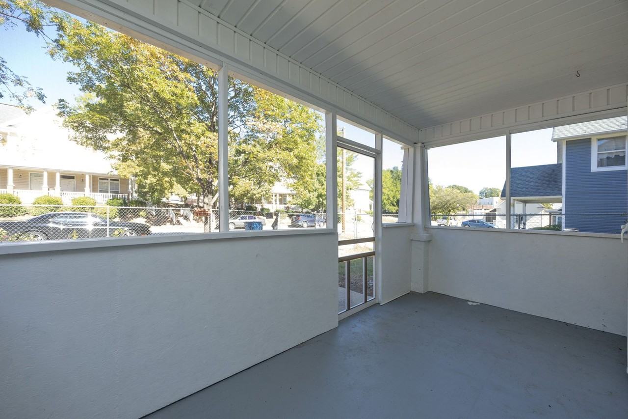 115 S Elm St - Photo 4 of 30