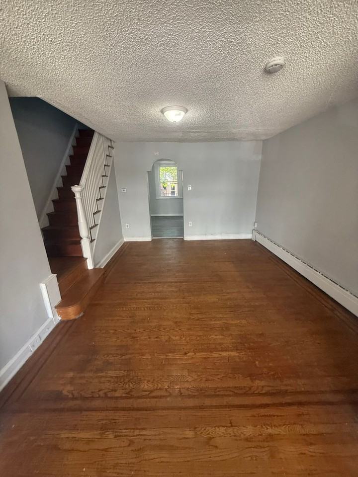 2452 S Edgewood St - Photo 3 of 14